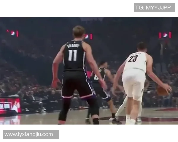 开拓者快速反击 克林根跟进双手暴扣 开拓者快速反击 克林根跟进双手暴扣