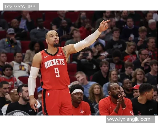 里夫斯手感火热 压哨三分稳稳命中