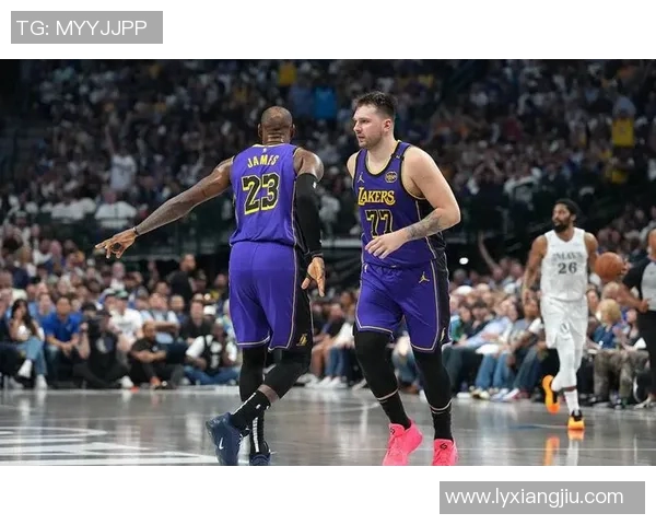 湖人最新动态：老詹展现极致自律，东契奇支持球队策略，小里续约合同曝光